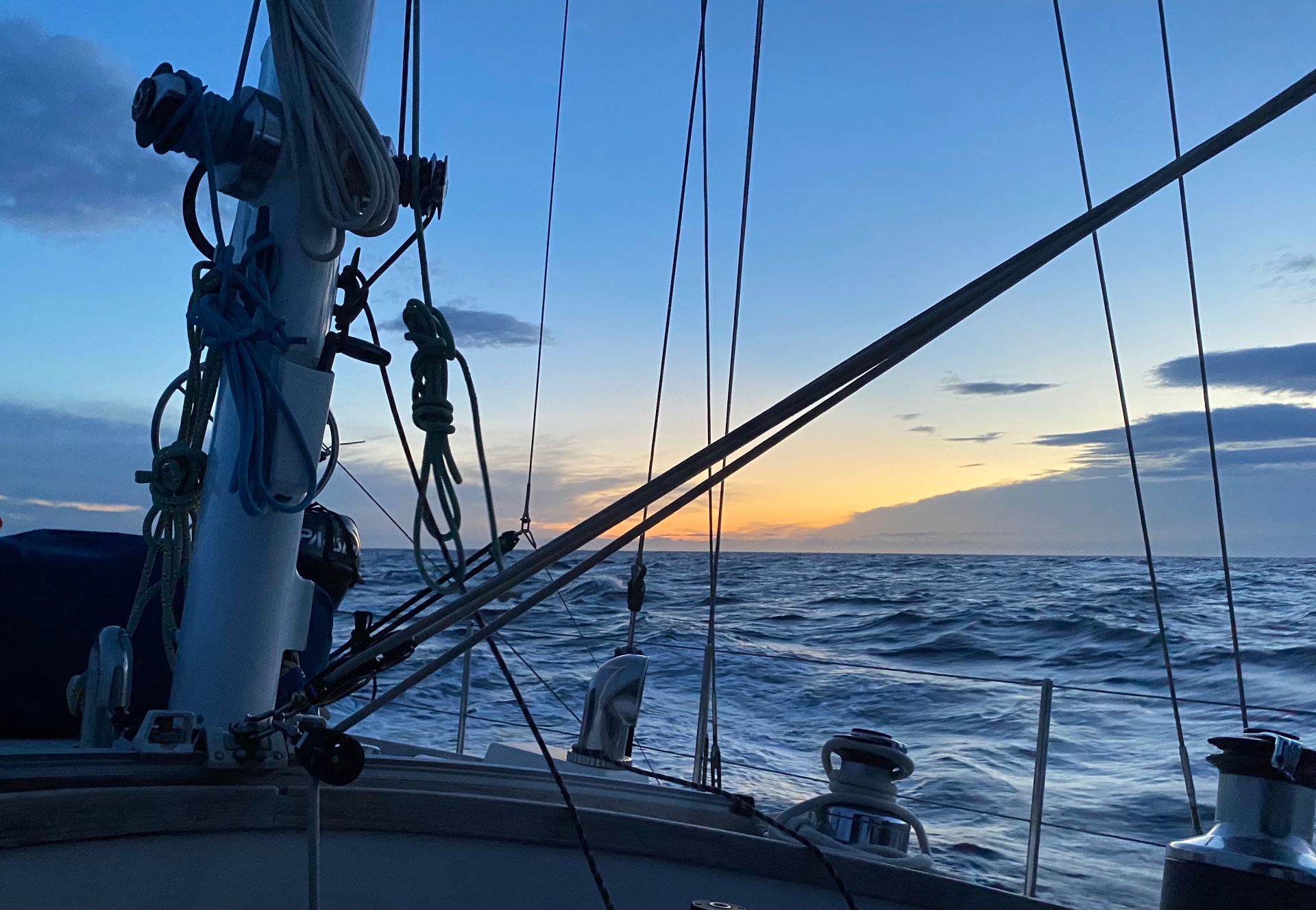 Navegando al atardecer en alta mar