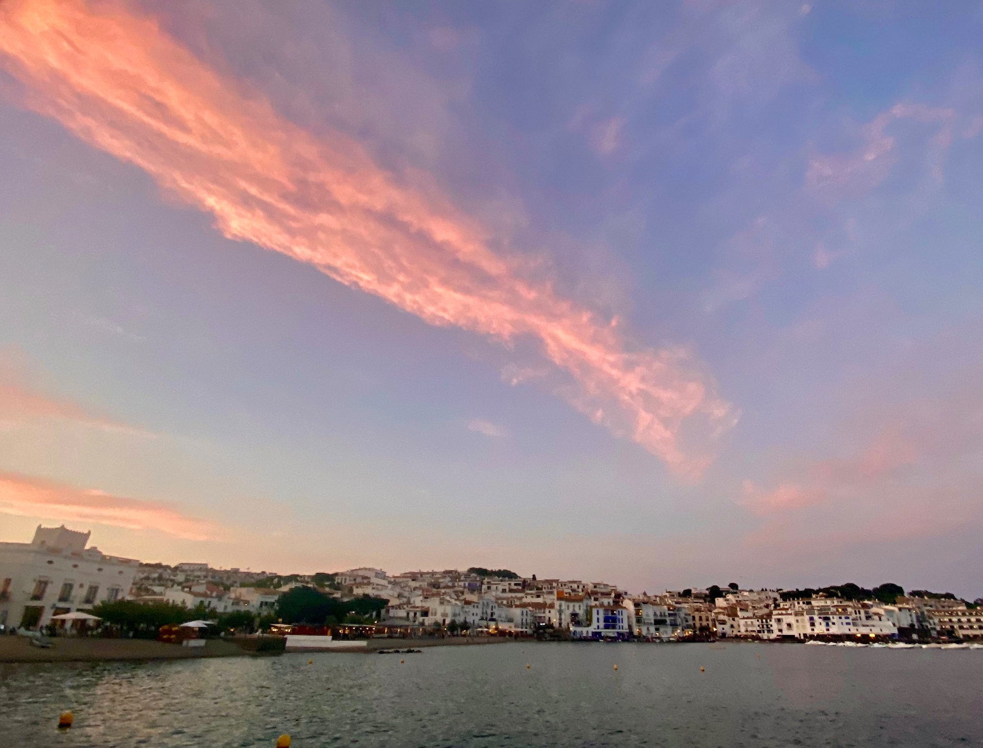 Vista de Cadaqués al atardecer desde el mar